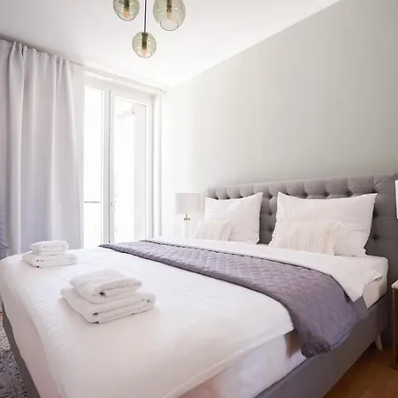 Exclusive 2-Bedroom Condo With Pool & Balcony-2
